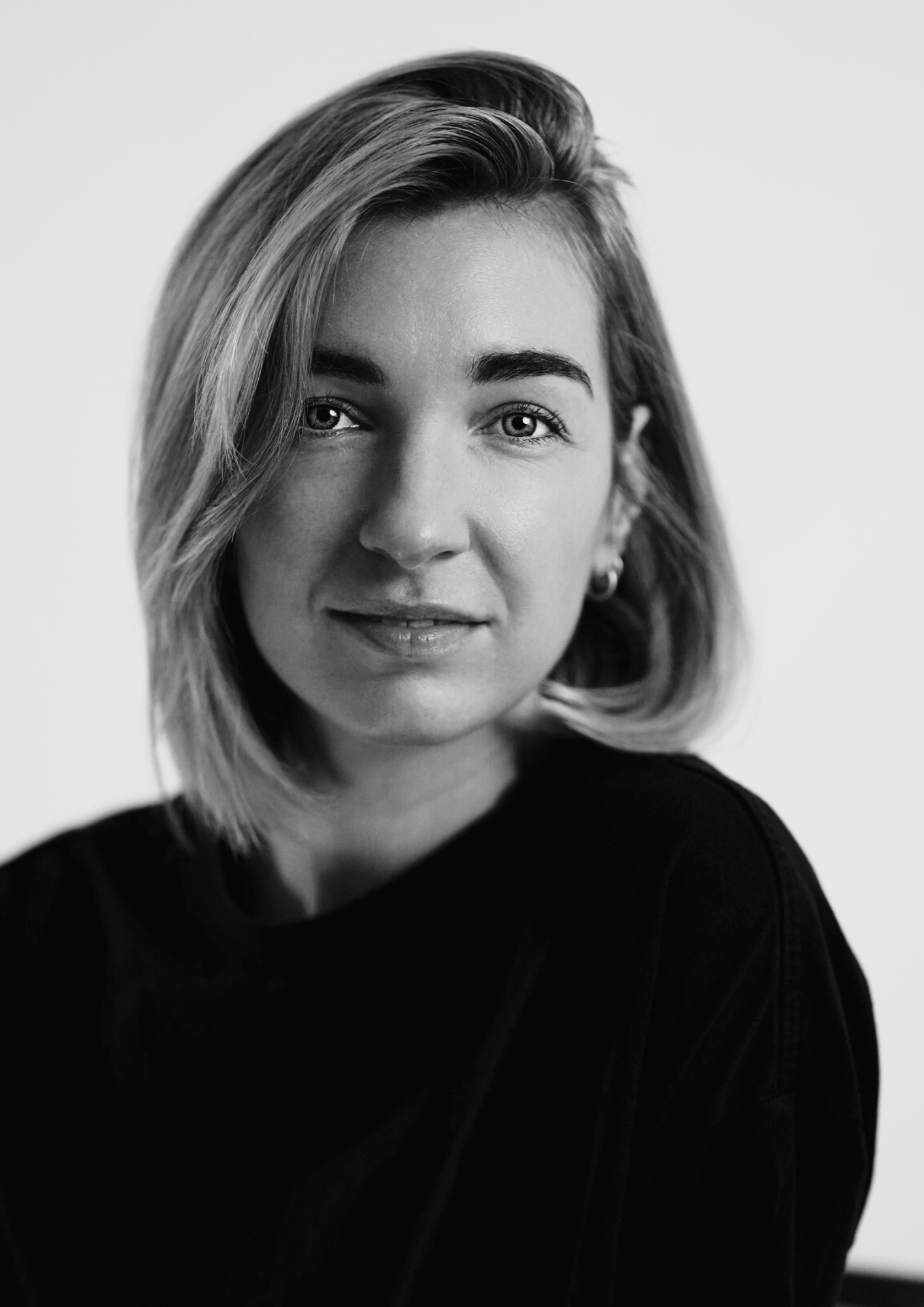 Portrait of Bettina Lassen-Rasch looking into the camera